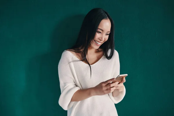 Lustige Botschaft Schöne Junge Frau Mit Smartphone Und Lächelnd Vor — Stockfoto