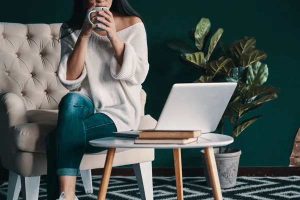 Njuta Färskt Kaffe Närbild Ung Kvinna Som Håller Cup Medan — Stockfoto