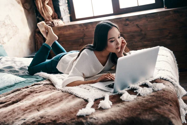 Avkopplande Hemma Vacker Ung Kvinna Som Använder Laptop Medan Liggande — Stockfoto