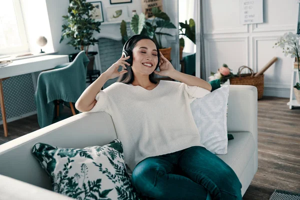 Perdido Música Atractiva Joven Mujer Con Auriculares Sonriendo Mientras Pasa — Foto de Stock