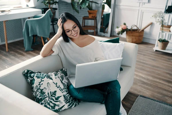 Hora Relajarse Vista Superior Mujer Joven Usando Ordenador Portátil Mientras —  Fotos de Stock