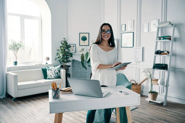 Empresaria Exitosa Mujer Mirando Cámara Sonriendo Mientras Trabaja Casa Oficina —  Fotos de Stock