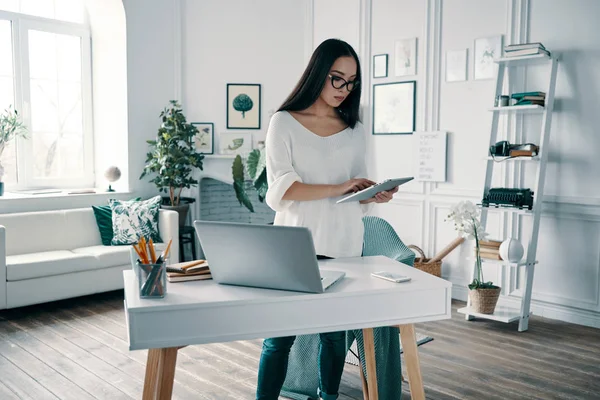 Affärs Kvinna Med Digital Tablett Medan Sitter Hemmakontor Vid Bordet — Stockfoto