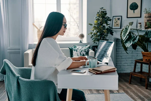 Freelancer Młoda Kobieta Pracuje Przy Użyciu Laptopa Siedząc Domowym Biurze — Zdjęcie stockowe