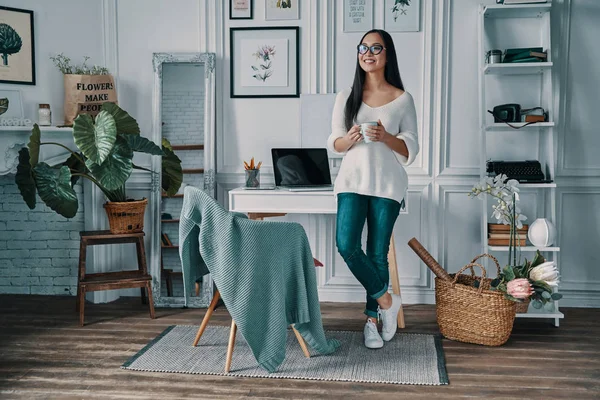 Genieten Van Verse Koffie Volledige Lengte Van Mooie Jonge Vrouw — Stockfoto