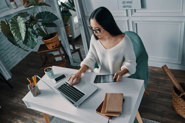 Topp Bild Vacker Ung Kvinna Som Arbetar Med Bärbar Dator — Stockfoto