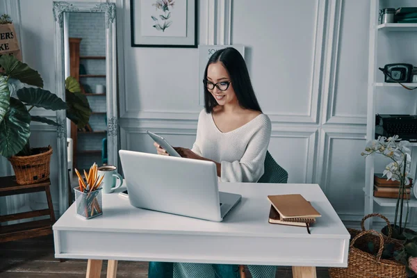 Zufriedene Geschäftsfrau Mit Digitalem Tablet Home Office Tisch Mit Laptop — Stockfoto