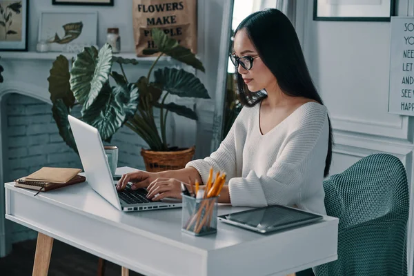 Piękna Brunetka Kobieta Pracuje Laptopem Siedząc Domowym Biurku Biurowym — Zdjęcie stockowe