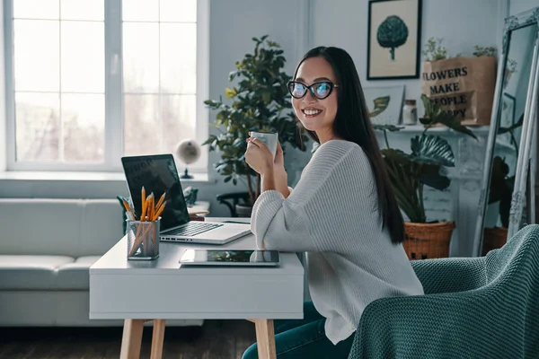 Beautiful Young Woman Smiling Looking Camera While Sitting Desk Tea — Stock Photo, Image