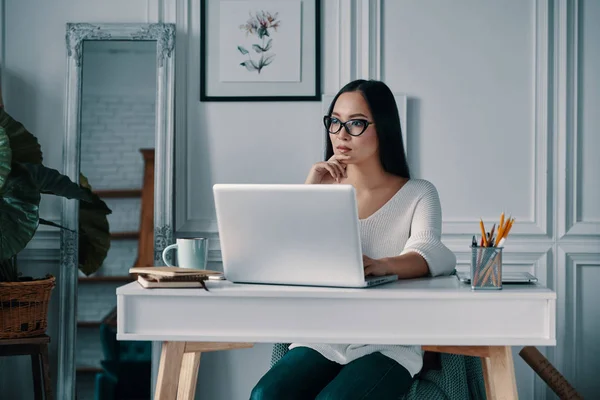 Jeune Femme Assise Bureau Avec Tasse Thé Pensée Ordinateur Portable — Photo