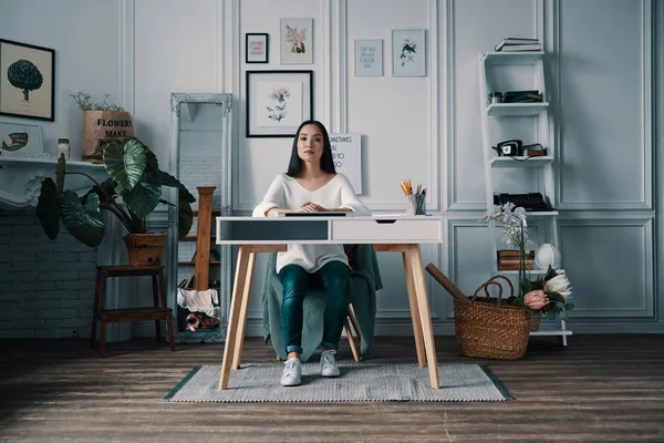 Freelancer Joven Sentada Mesa Mirando Cámara — Foto de Stock