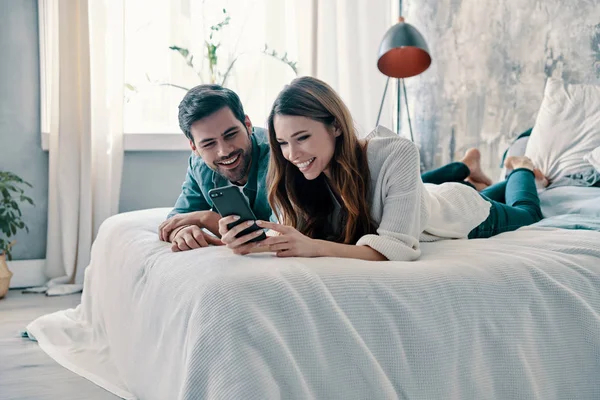 Belo Jovem Casal Usando Telefone Inteligente Sorrindo Enquanto Passa Tempo — Fotografia de Stock