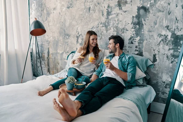 Lazy Morning Vackra Ungt Par Som Har Frukost Med Apelsinjuice — Stockfoto