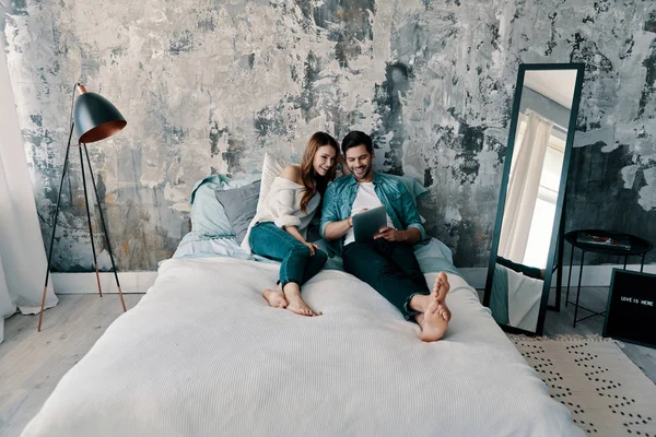 Belo Jovem Casal Usando Tablet Digital Enquanto Passa Tempo Cama — Fotografia de Stock