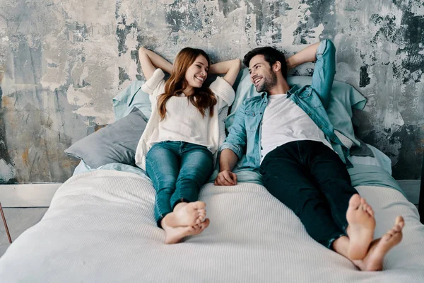 Belo Jovem Casal Apaixonado Deitado Cama Casa Com Mãos Atrás — Fotografia de Stock