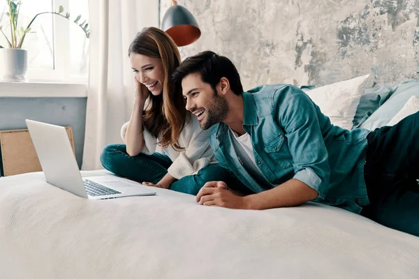 Belo Jovem Casal Usando Computador Enquanto Passa Tempo Cama Casa — Fotografia de Stock