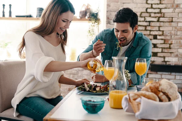 自宅でキッチンに座っている間健康的な朝食を楽しむカップル — ストック写真