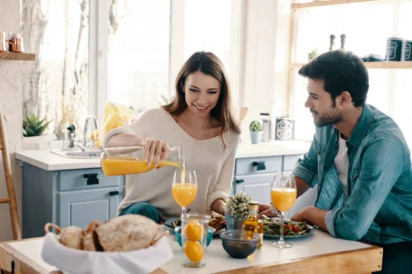 Mooi Jong Echtpaar Genieten Van Gezond Ontbijt Zittend Keuken Thuis — Stockfoto