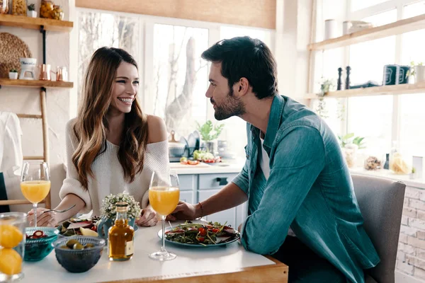 Bella Giovane Coppia Godendo Colazione Sana Mentre Seduto Cucina Casa — Foto Stock