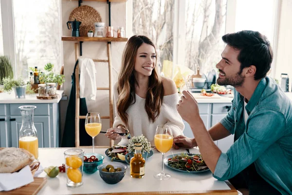 Beautiful Young Couple Enjoying Healthy Breakfast While Sitting Kitchen Home — Stock Photo, Image
