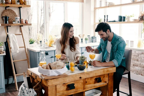 Mooi Jong Echtpaar Genieten Van Gezond Ontbijt Zittend Keuken Thuis — Stockfoto