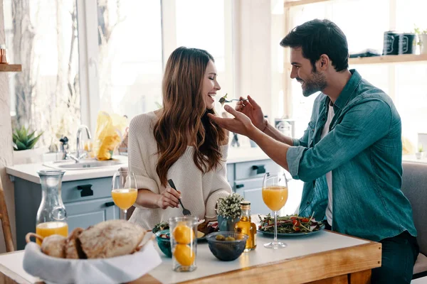 Mooi Jong Echtpaar Genieten Van Gezond Ontbijt Zittend Keuken Thuis — Stockfoto