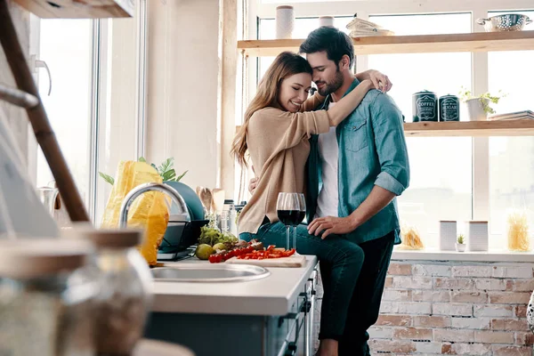 Hermosa Pareja Joven Cocinar Cena Beber Vino Mientras Está Pie —  Fotos de Stock