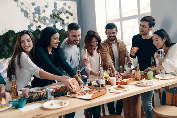 Lezzetli Pizza Gündelik Giyimli Bir Grup Genç Içeride Akşam Yemeği — Stok fotoğraf