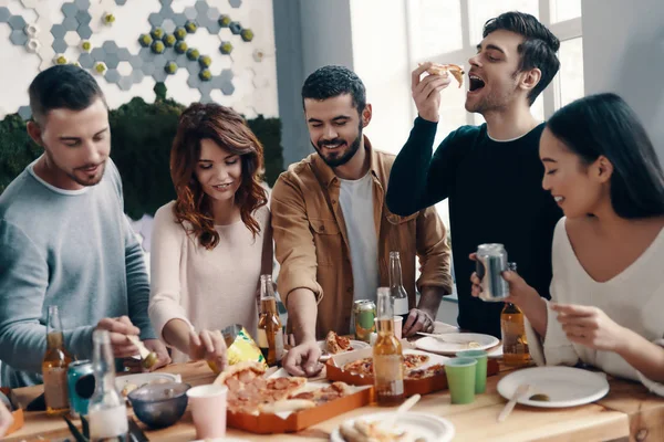 Amantes Pizza Grupo Jovens Uso Casual Comer Pizza Sorrir Enquanto — Fotografia de Stock