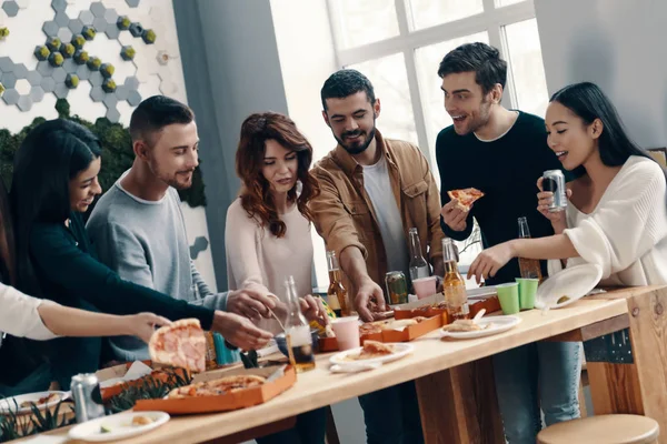 Tão Faminto Grupo Jovens Uso Casual Comer Pizza Sorrir Enquanto — Fotografia de Stock