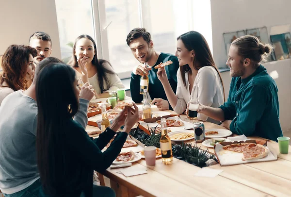 Gruppe Junger Leute Freizeitkleidung Isst Pizza Und Lächelt Während Sie — Stockfoto