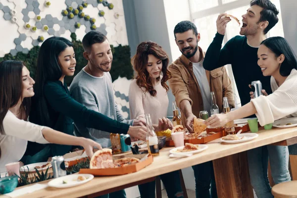 Life Better Friends Group Young People Casual Wear Eating Pizza — Stock Photo, Image