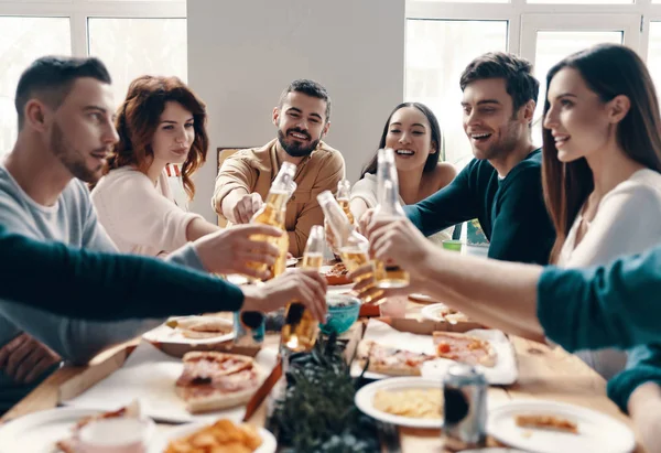 Por Nuestra Amistad Grupo Jóvenes Ropa Casual Brindando Entre Sonriendo — Foto de Stock