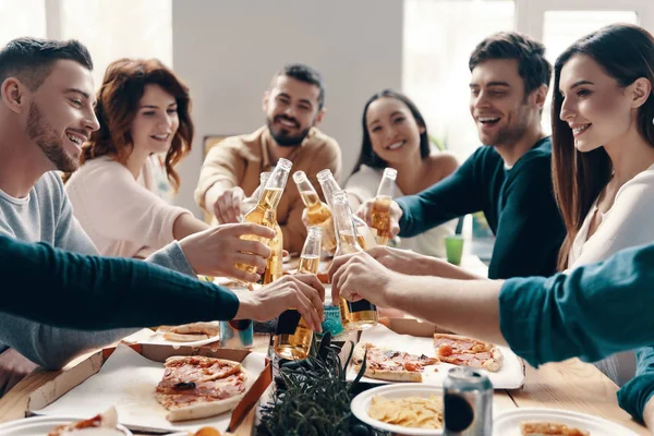 Toast Friends Group Young People Casual Wear Toasting Each Other — Stock Photo, Image