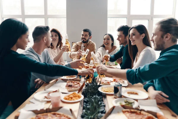 Grupo Jóvenes Ropa Casual Brindando Entre Sonriendo Mientras Hacen Una — Foto de Stock