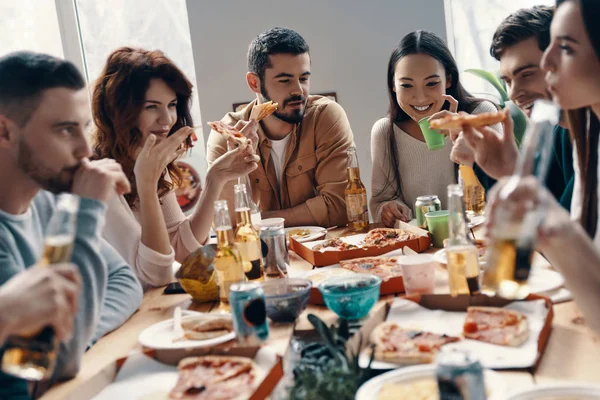 Feliz Estar Cerca Grupo Jóvenes Ropa Casual Comiendo Pizza Sonriendo —  Fotos de Stock