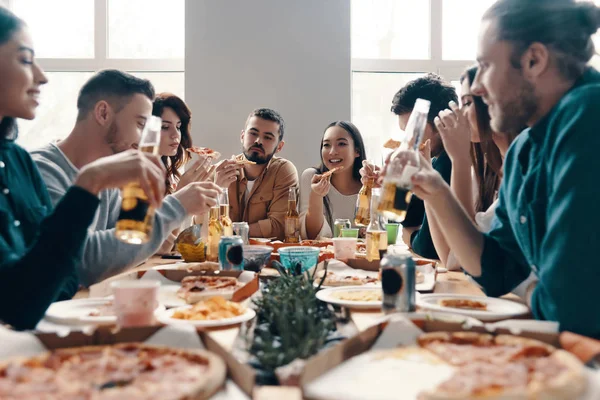 Grupo Jóvenes Ropa Casual Comiendo Pizza Sonriendo Mientras Hacen Una —  Fotos de Stock