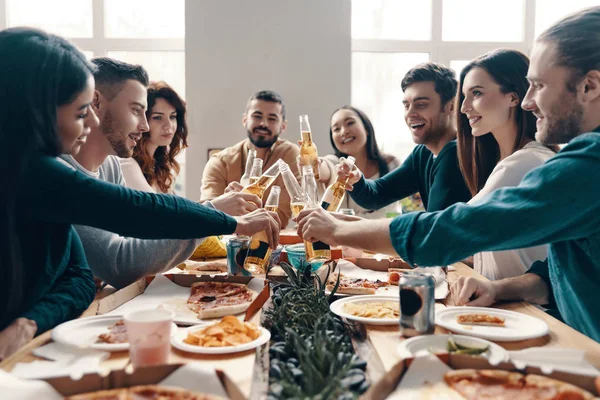 Grupo Jóvenes Ropa Casual Brindando Entre Sonriendo Mientras Hacen Una —  Fotos de Stock