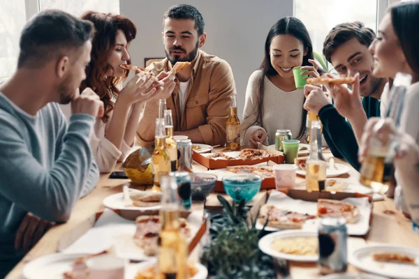 Amigos Para Siempre Grupo Jóvenes Ropa Casual Comiendo Pizza Sonriendo — Foto de Stock