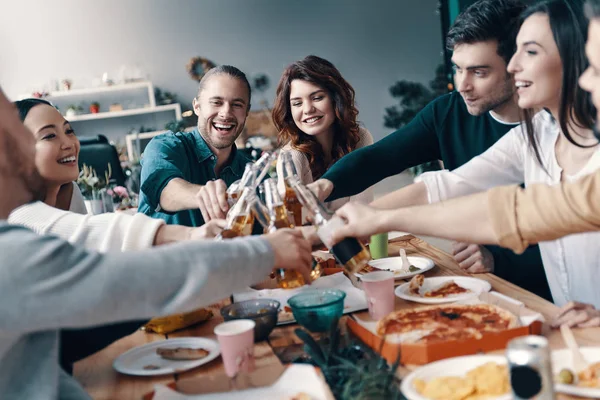 Così Tanto Divertimento Insieme Gruppo Giovani Abbigliamento Casual Brindare Altro — Foto Stock