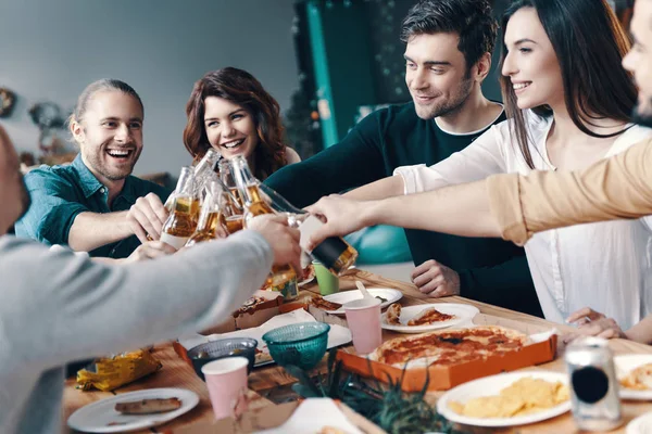 Jong Zorgeloos Groep Jongeren Casual Dragen Toasten Elkaar Glimlachen Tijdens — Stockfoto