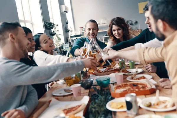 Kvalitetstid Bland Vänner Grupp Unga Människor Fritidskläder Rostat Varandra Och — Stockfoto