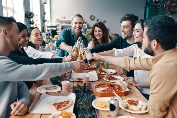 Grupo Jóvenes Ropa Casual Brindando Entre Sonriendo Mientras Hacen Una — Foto de Stock