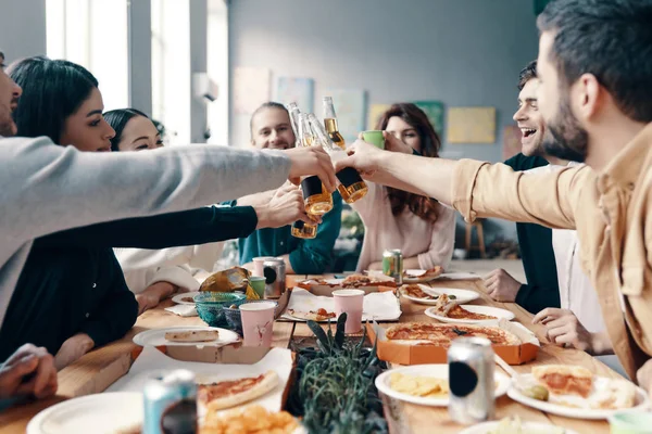 Cheers Group Young People Casual Wear Toasting Each Other Smiling — Stock Photo, Image