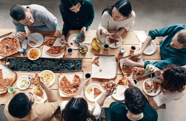 Vue Dessus Des Jeunes Tenue Décontractée Cueillette Pizza Lors Dîner — Photo