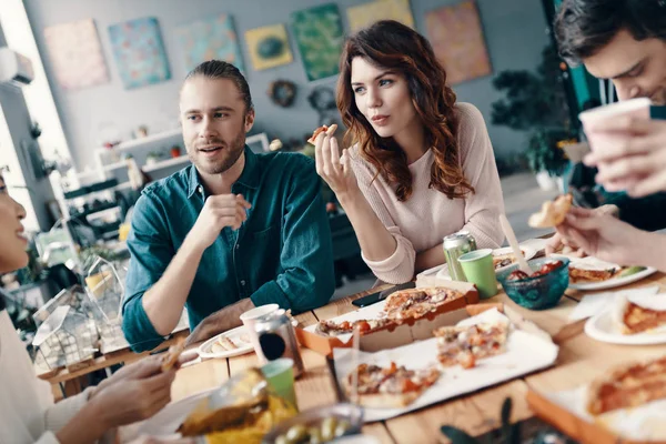 Spensierato Felice Vista Dall Alto Dei Giovani Abbigliamento Casual Che — Foto Stock