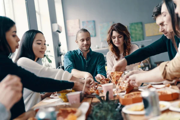 Tak Chutná Pizza Skupina Mladých Lidí Nenuceně Vybírá Pizzu Usmívá — Stock fotografie