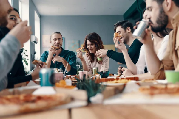 Profiter Pizza Avec Des Amis Groupe Jeunes Tenue Décontractée Mangeant — Photo