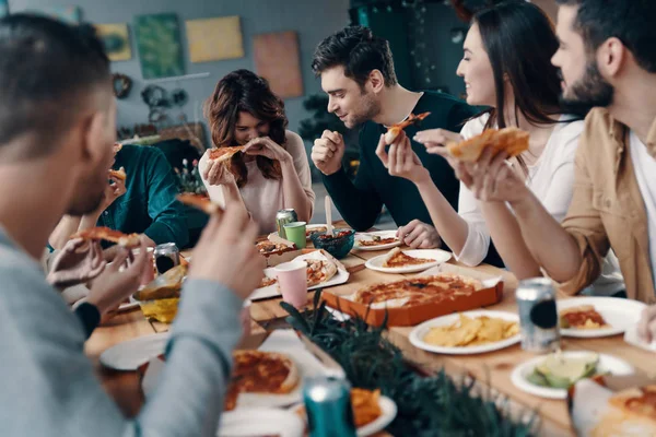Gutes Essen Und Gute Freunde Gruppe Junger Leute Freizeitkleidung Isst — Stockfoto