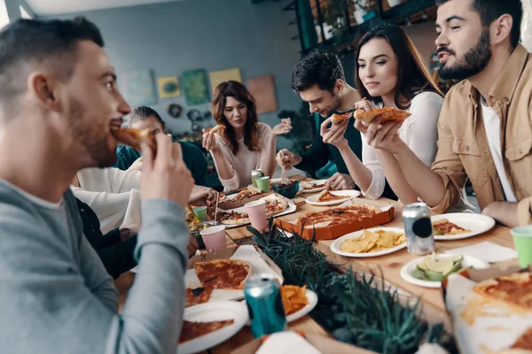 Buenos Momentos Con Amigos Grupo Jóvenes Ropa Casual Comiendo Pizza — Foto de Stock